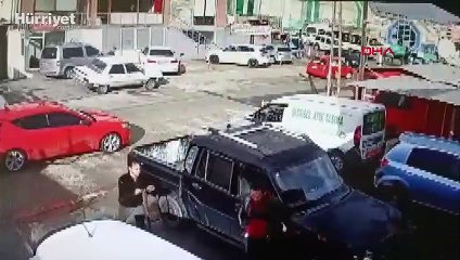 Büyükçekmece'de baba ve oğulları tamirhaneyi levyelerle bastı  o anlar kamerada