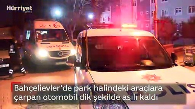 Bahçelievler'de park halindeki araçlara çarpan otomobil dik şekilde asılı kaldı