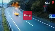 Artvin'de taksi sürücüsünün yamaçtan kopan kayalardan saniyelerle kurtulması kamerada