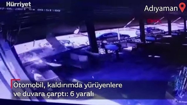 Feci kaza! Otomobil kaldırımda yürüyenlere böyle çarptı
