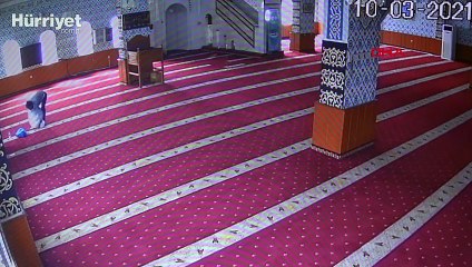 Camiden çaldığı ses cihazını kefene sardı  o anlar kamerada