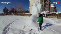 Su şebekesi patladı, buz kulesi oluştu