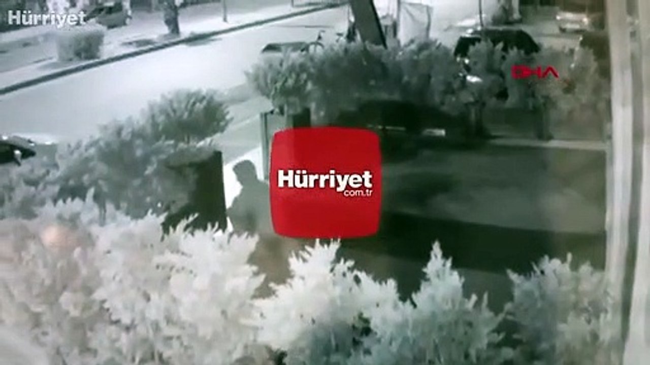 İş yeri önündeki halının çalınması güvenlik kamerasında