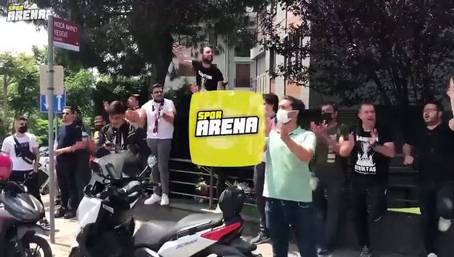 Beşiktaş taraftarı Sergen Yalçın'ın evinin önünde toplandı