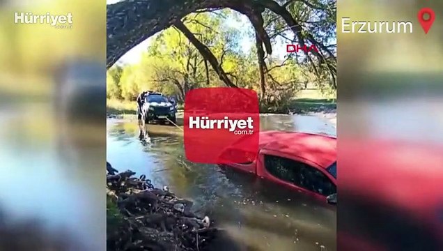Erzurum'da nehri geçerken yan yatan off-road aracındaki 4 kişiyi çevredekiler kurtardı