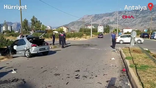 Antalya'da servis beklerken, kazada savrulan araçların çarpmasıyla hayatını kaybetti