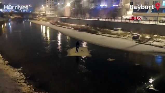 Donan Çoruh Nehri'nde buz kütlesini sal gibi kullandı