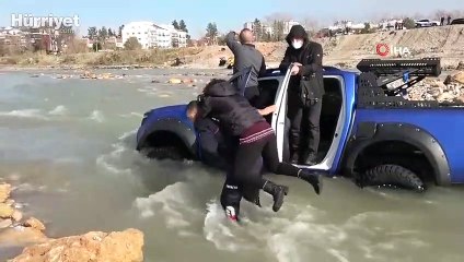 İçinde 4 kişinin bulunduğu arazi aracı akıntıya kapıldı! Böyle kurtarıldılar