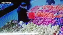 Elma seçerken telefonundan oldu...'Pes' dedirten hırsızlık kamerada