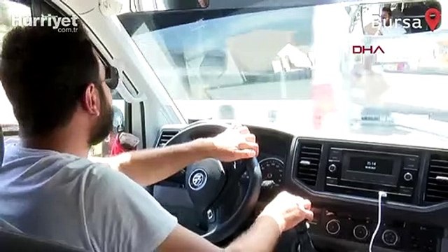 Minibüsün arka koltuğunda saklandı, şoför inince paraları çaldı! O anlar kamerada