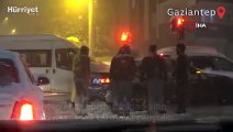 Gaziantep'i kar vurdu: Yolda kalan araçları iterek kurtarmaya çalıştılar