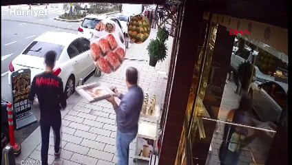 Üsküdar'da binadaki patlama sonrası panik kamerada