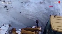 Bahçesaray'da kar kalınlığı iş makinelerinin boyunu aştı