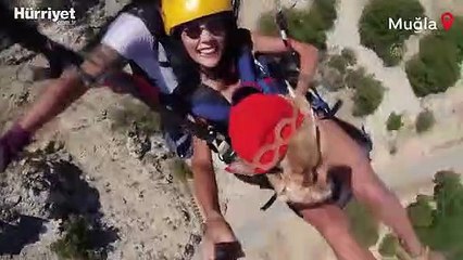 Ölüdeniz'in eşsiz manzarasında köpeği "Yager" ile yamaç paraşütü yaptı