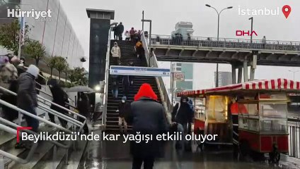 Descargar video: Beylikdüzü'nde kar yağışı etkili oluyor