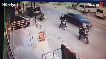 Adana’da eve silahlı saldırı anı kamerada