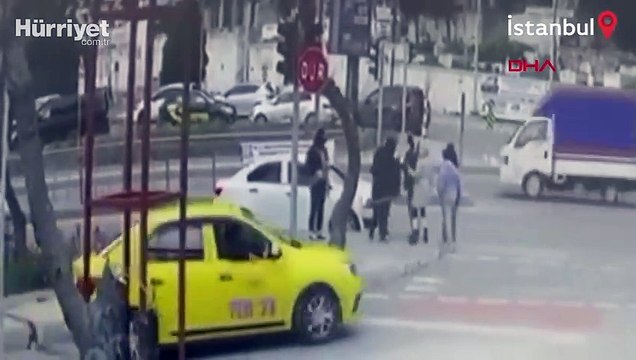 Kargaşa çıkarıp yankesicilik yaptılar! 3 şüpheli kamerada