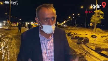 Iğdır'da sel ve dev kayalar yolu kapadı, sürücüler yolda kaldı