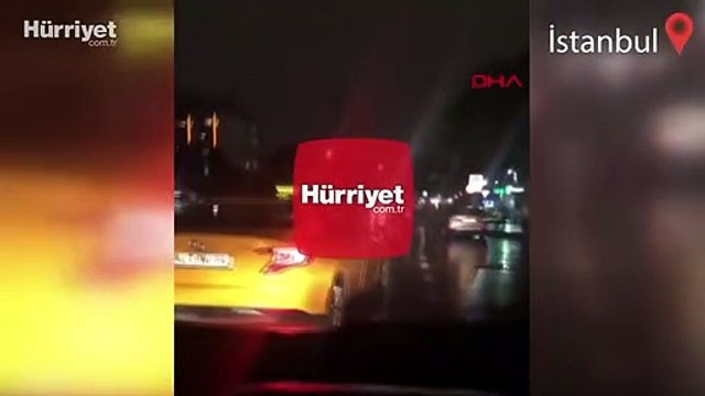 Taksici, tartıştığı sürücünün yolunu kesti otomobilin camını yumrukladı, küfürler yağdırdı