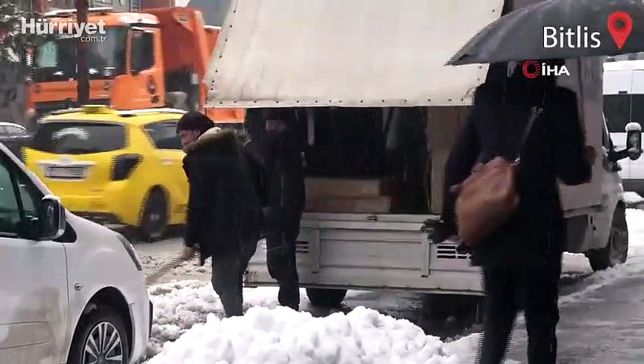 Bitlis'te kar 7 metreyi buldu