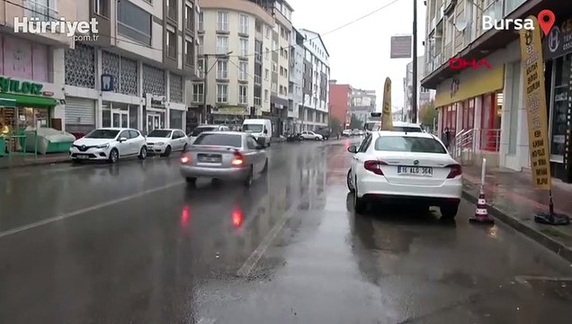 Yolun karşısına geçmeye çalışan çocuğa otomobilin çarpması kamerada