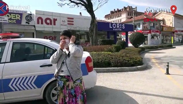 Çıplak ayak geldiği kontrol noktasında eşinin kendisini dövdüğünü söyleyip polise sığındı