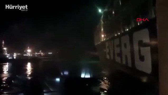 Süveyş Kanalı'nda sıkışan yük gemisindeki Mısırlı mürettebatın sevinç anları