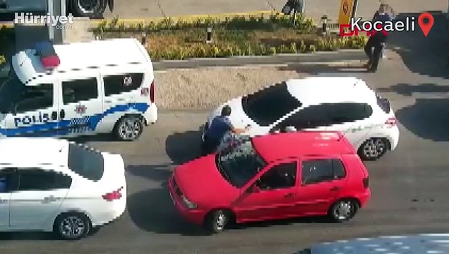 Polis lastiklerine ateş açtı, yolu kapatan polis araçlarına çarparak kaçtı