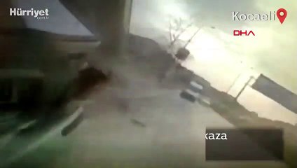 Hatalı sollama yapan otomobilin kaza anı kameraya yansıdı