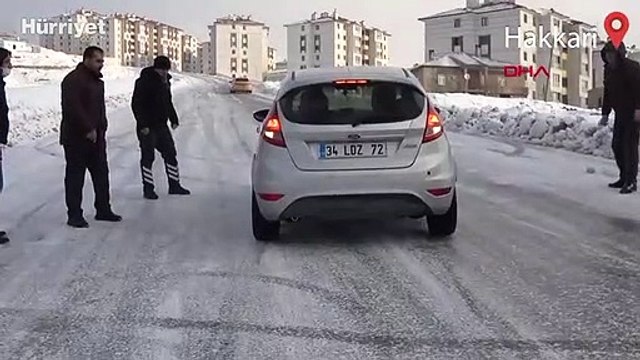 Yüksekova'da buzlanan yollarda sürücüler zor anlar yaşadı