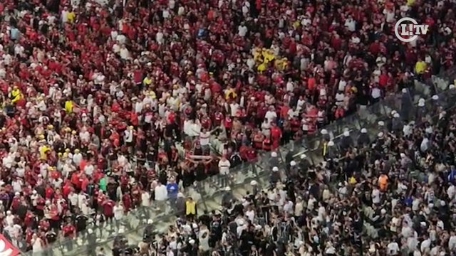 Bomba é lançada pela torcida do Flamengo na torcida do Corinthians na Neo Química Arena