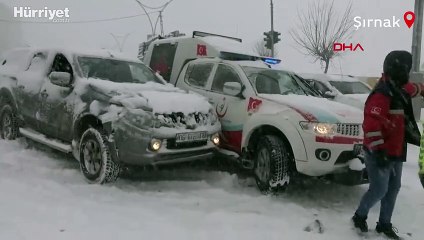 Beytüşşebap’ta evler ve araçlar kar altında kayboldu