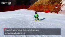 Çin’de 3 yaşındaki kız çocuğundan snowboard gösterisi