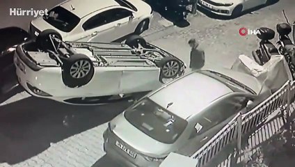 Araca çarpıp kadınlardan kaçarken takla attı