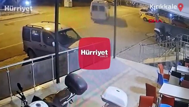 Freni boşalan minibüs, hafif ticari araca çarpıp iş yerine daldı o anlar kamerada