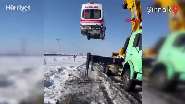 Kara saplanan ambulans vinçle kurtarıldı