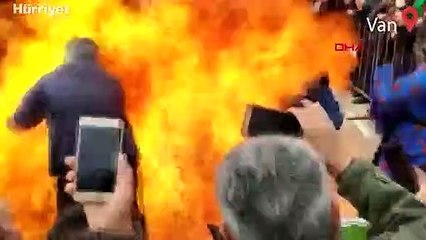 Van'da nevruz ateşi yakılırken yanma tehlikesi atlattılar