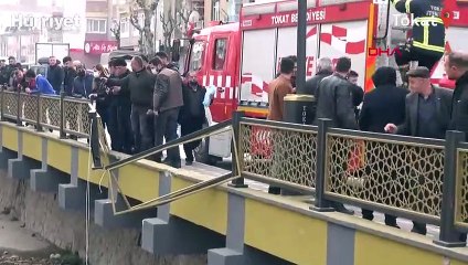 Direksiyonu kilitlenen polis aracı dereye düştü