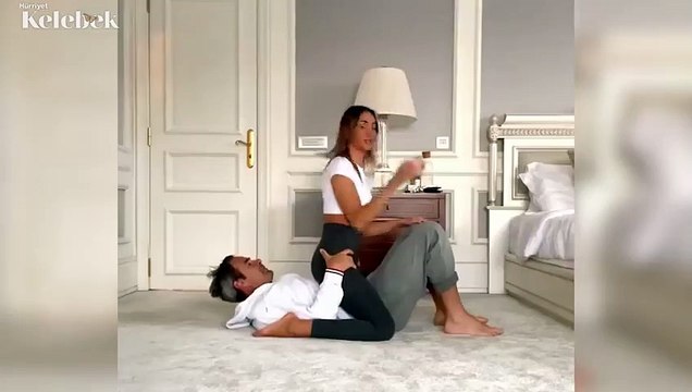Zeynep Tokuş, eşi Yılmaz Aslantürk ile yoga öncesi ısınma hareketleri