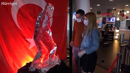 Atatürk'ün efsane pozunun buzdan heykeli yapıldı