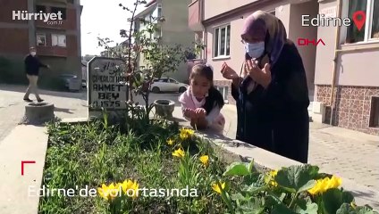 Yol ortasında 'sır mezar'