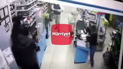 Mağazada silahlı soygun anları kamerada