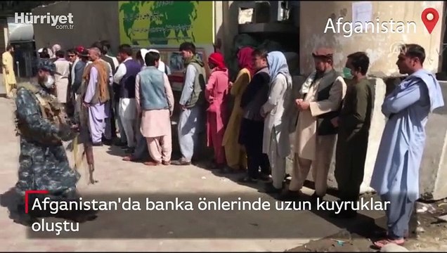 Afganistan'da banka önlerinde uzun kuyruklar oluştu