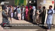 Afganistan'da banka önlerinde uzun kuyruklar oluştu