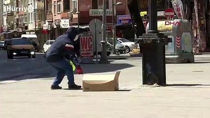 Saat direğine yuva yapan arıları itfaiye kovana aldı