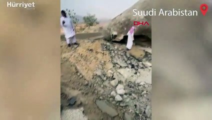 Suudi Arabistan'da dağa düşen yıldırım dev kayaları parçaladı