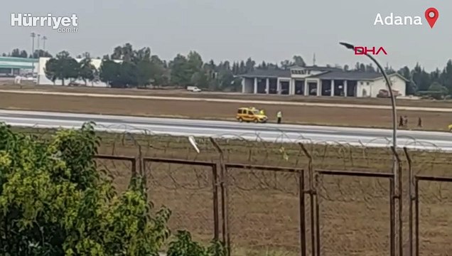 Adana Havalimanı'nda bir grup, piste inen uçağın önüne çıktı çok sayıda gözaltı var