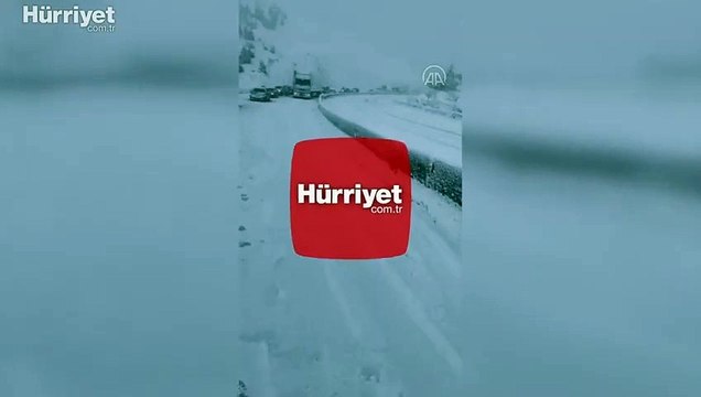 Antalya-Denizli kara yolu yoğun kar yağışı nedeniyle ulaşıma kapandı