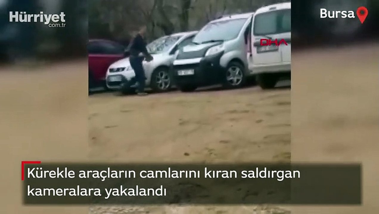 Kürekle araçların camlarını kıran saldırgan kameralara yakalandı
