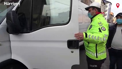 El freni çekilmeyen minibüs, hareketlenip 2 araç ile trafik levhasına çarptı